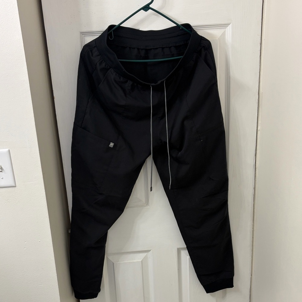 Fabletics Scrub Set - Picture 5 of 12